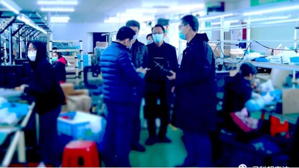 “抗疫生產兩手抓”南屏鎮(zhèn)委李書記帶隊到靈科超聲波指導工作